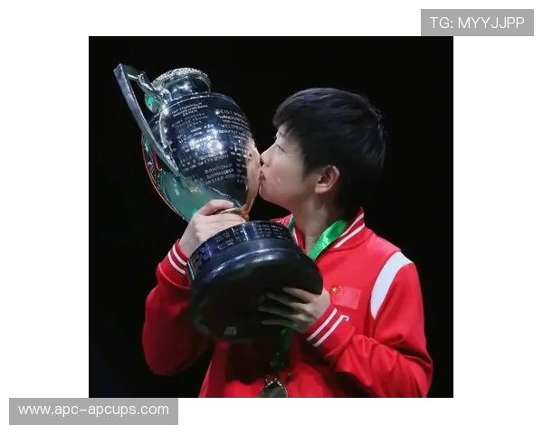 数据榜场边亲吻奖杯瞬间全场掌声雷动激动氛围燃爆场馆