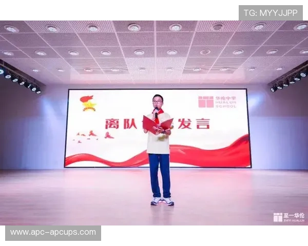 数据榜英雄身披队旗绕场致谢感动全场观众热泪盈眶共同铭记荣耀时刻