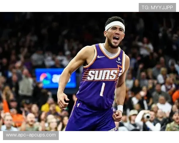 布克与教练组积极互动新战术开发持续尝试展现球队进步潜力