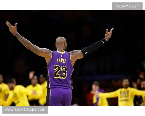 詹姆斯与教练组积极互动新战术开发持续尝试展现球队全新进攻思路