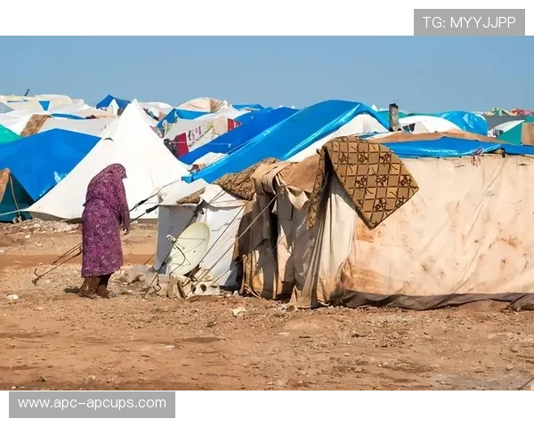 虽迟但到阿巴大战爆冲突赛场火药味弥漫双方围斗场面彻底失控混乱